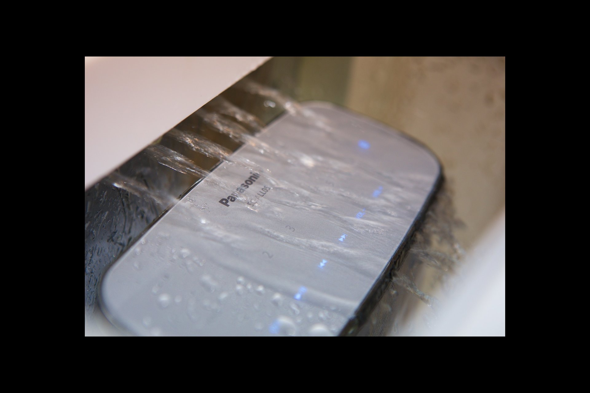 Und nicht nur etwa spritzwasserfest, sondern wasserfest nach ISO – mit dem ALL5 steht dem Singspass unter der Dusche nichts im Weg.